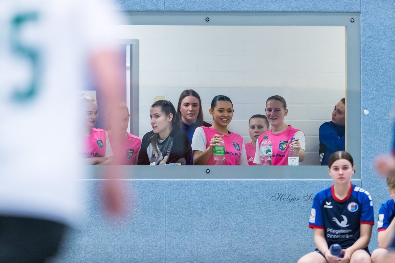 Bild 53 - F Loewinnen Hallen Cup